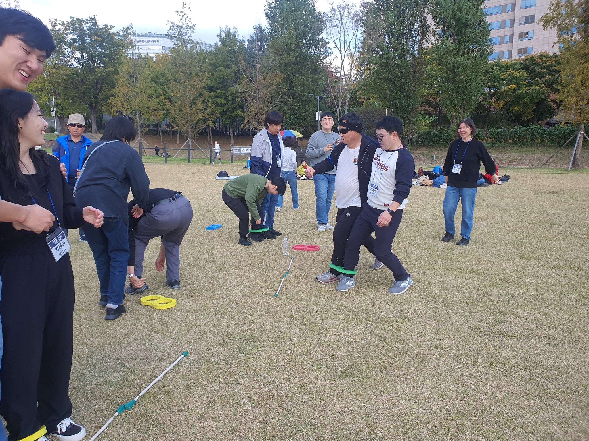 5. 2인3각 경기를 준비하는 회원들 모습.jpg