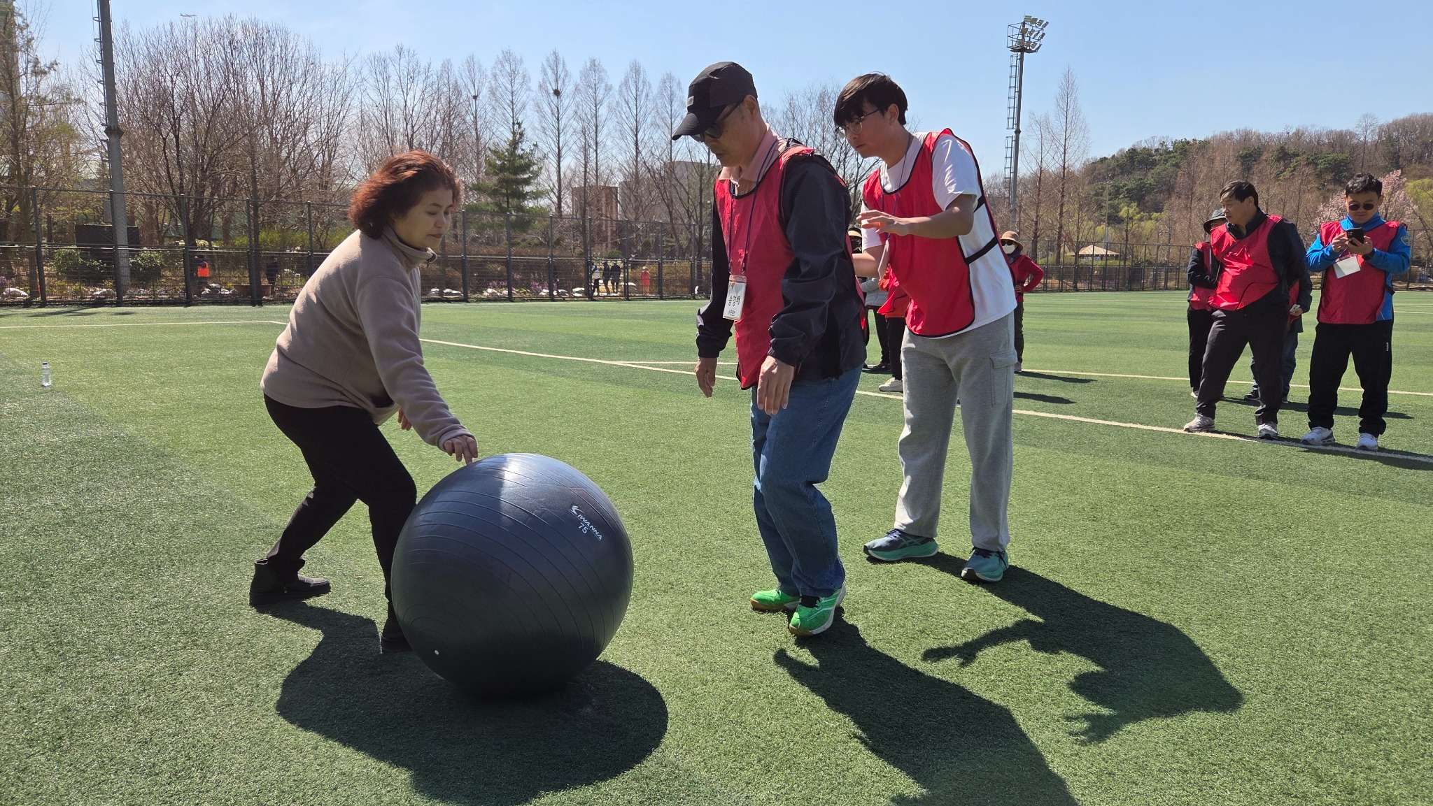6. 홍팀 짐볼 멀리차기 경기 진행 모습.jpg